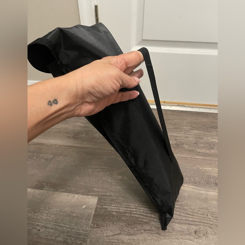 Mannequin head stand, adjustable. Comes with a carrying bag.